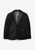 Schwarzer Blazer mit strukturiertem Obermaterial und satinierter Revers, der ein Blumenmuster aufweist. Das Innere ist rot gemustert und verfügt über zwei seitliche Taschen.