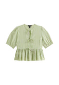 Grün gestreifte Bluse mit kurzen Puffärmeln, einer Bindeschließe am Hals und einem Peplum-Saum. Verfügt über wechselnde helle und dunkle Streifen.
