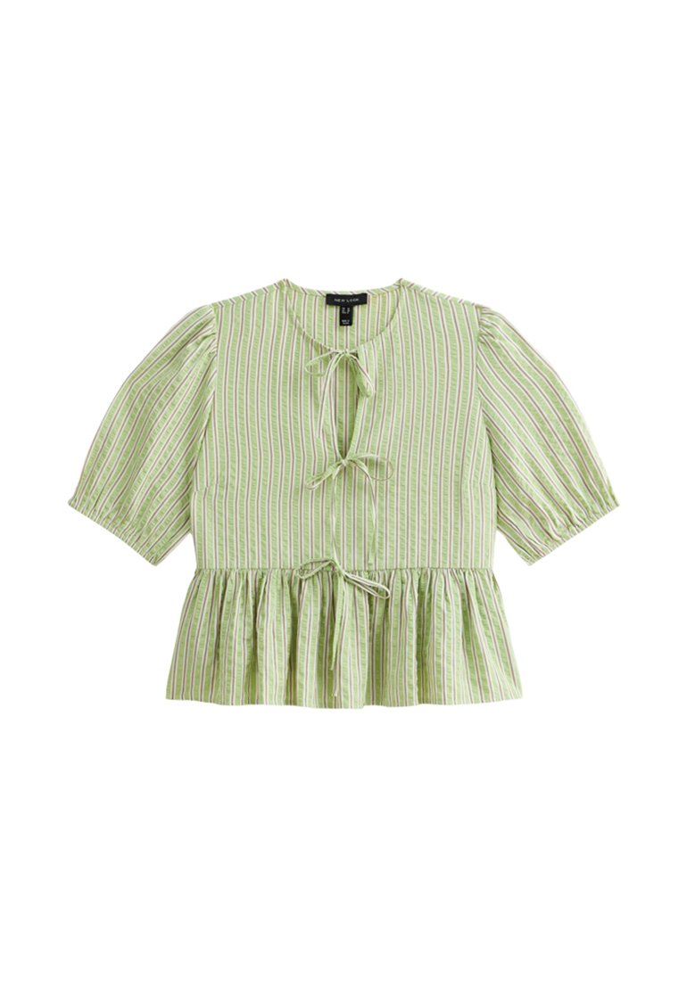 Grün gestreifte Bluse mit kurzen Puffärmeln, einer Bindeschließe am Hals und einem Peplum-Saum. Verfügt über wechselnde helle und dunkle Streifen.