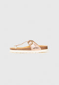Flip-Flop-Sandale in Roségold mit strukturiertem Obermaterial, verstellbarem Metallverschluss und braunem Korkfußbett auf einer weißen Gummisohle.