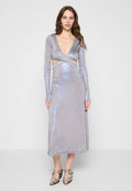 Silber-graues langärmliges Kleid mit tiefem V-Ausschnitt und Ausschnittdetails, verfügt über eine elegante, glatte Textur und eine figurbetonte Silhouette.