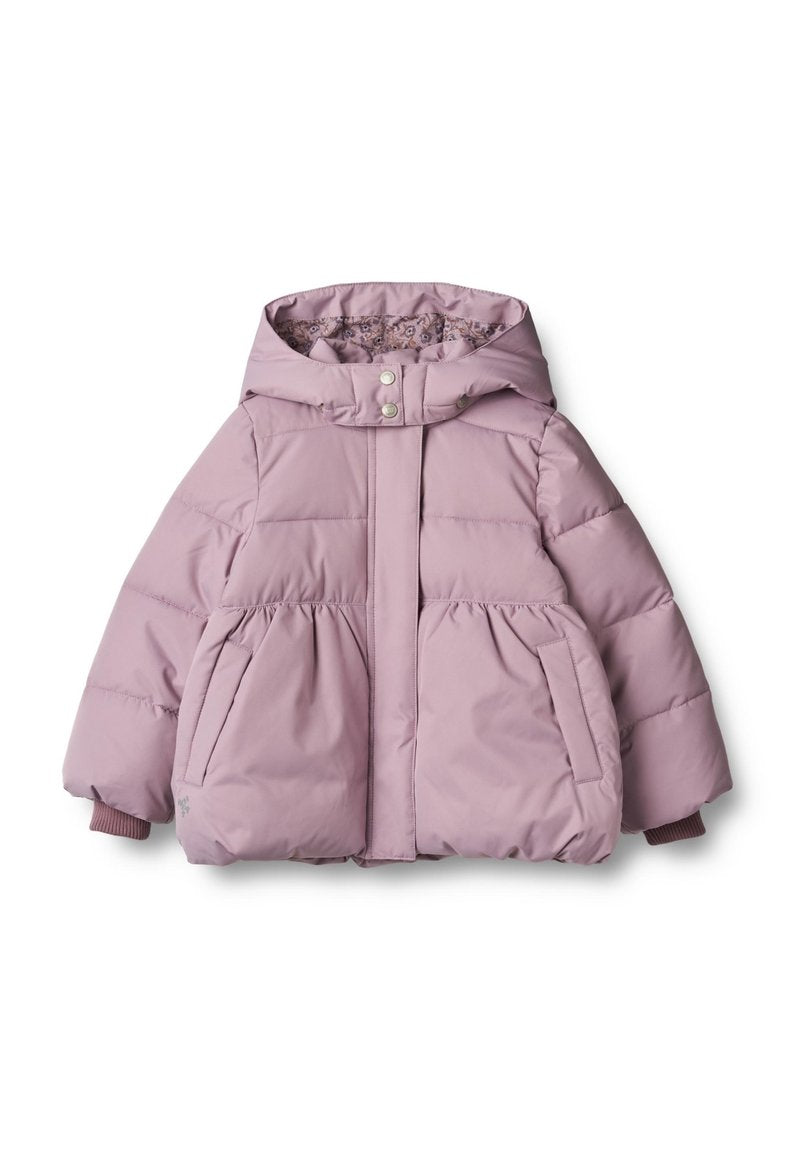 Rosa Daunenjacke mit Kapuze, ausgestattet mit einem Druckknopfverschluss, zwei Fronttaschen und gerippten Bündchen. Das Innenfutter hat ein florales Muster.