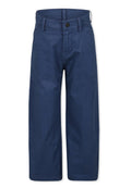 Marineblaue Baumwollhose mit geradem Bein, ausgestattet mit Knopfverschluss und vorderen Taschen, glatter Textur und minimalistischem Stil.