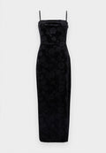 Schwarzes Samt-Midikleid mit dünnen Trägern und floralem Muster. Glatte Textur mit figurbetontem Schnitt, der zum Saum hin schmaler wird.
