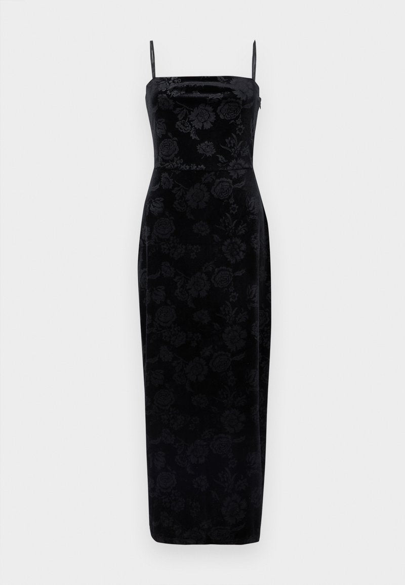Schwarzes Samt-Midikleid mit dünnen Trägern und floralem Muster. Glatte Textur mit figurbetontem Schnitt, der zum Saum hin schmaler wird.