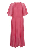 Langes pinkes Kleid aus leichtem, transparentem Stoff. Mit flatternden Ärmeln, einem runden Ausschnitt und einer entspannten, fließenden Silhouette.