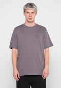 Kurzarm-T-Shirt mit Rundhalsausschnitt in einer gedeckten Graufarbe. Weiches Baumwollmaterial mit einem kleinen, gedruckten Logo auf der linken Brustseite. Einfaches Design.
