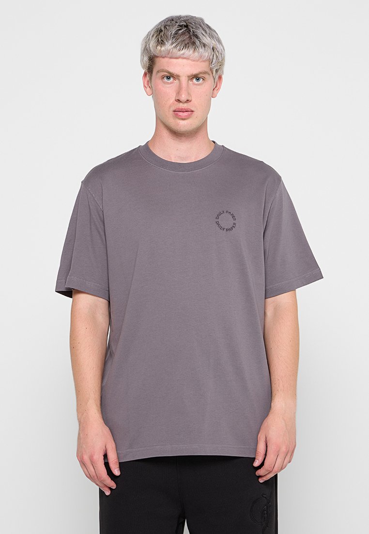 Kurzarm-T-Shirt mit Rundhalsausschnitt in einer gedeckten Graufarbe. Weiches Baumwollmaterial mit einem kleinen, gedruckten Logo auf der linken Brustseite. Einfaches Design.