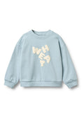 Hellblauer Pullover mit Rundhalsausschnitt und überschnittenen Schultern. Vorderseite mit strukturierten Elfenbein-Buchstaben, die "WET" und "H" buchstabieren. Weicher Stoff.
