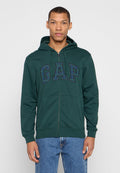 Grüner Zip-Up-Hoodie aus weichem Stoff, mit Frontreißverschluss, Kapuze und großem kariertem "GAP"-Logo. Zwei Fronttaschen und gerippte Ärmelbündchen.