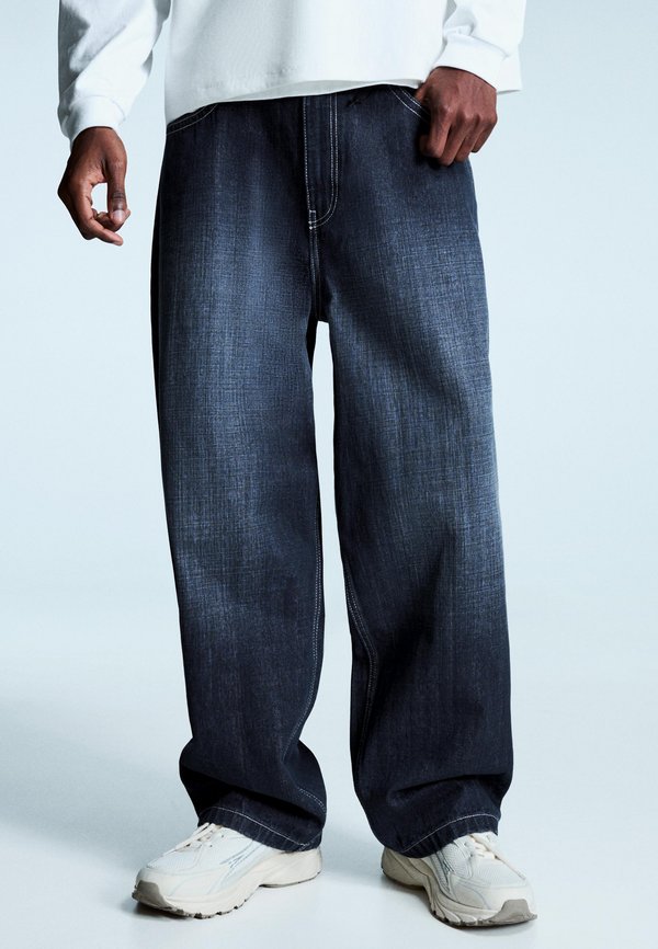 Bershka SUPER WITH STUDDED PATCH  - Straight leg jeans - royal blue
