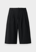 Schwarze knielange Shorts mit weißen vertikalen Nadelstreifen, vorne plissiert, mit Gürtelschlaufen und einem verdeckten Verschluss vorne.