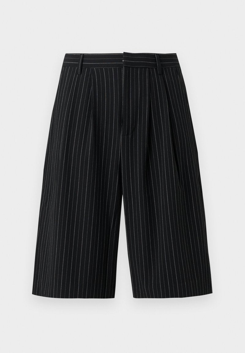 Schwarze knielange Shorts mit weißen vertikalen Nadelstreifen, vorne plissiert, mit Gürtelschlaufen und einem verdeckten Verschluss vorne.