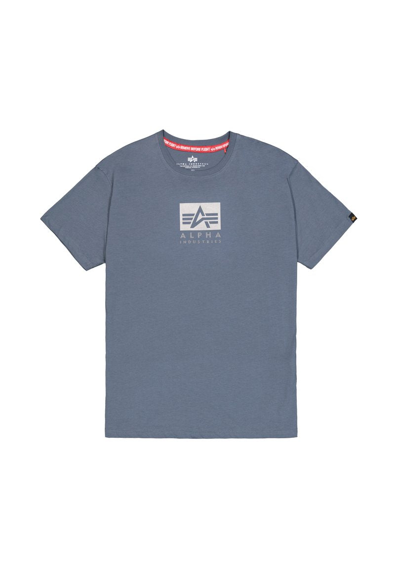 Baumwoll-T-Shirt in Schieferblau mit Rundhalsausschnitt, kurzen Ärmeln und einem zentralen weißen Grafiklogo mit der Aufschrift "ALPHA INDUSTRIES".