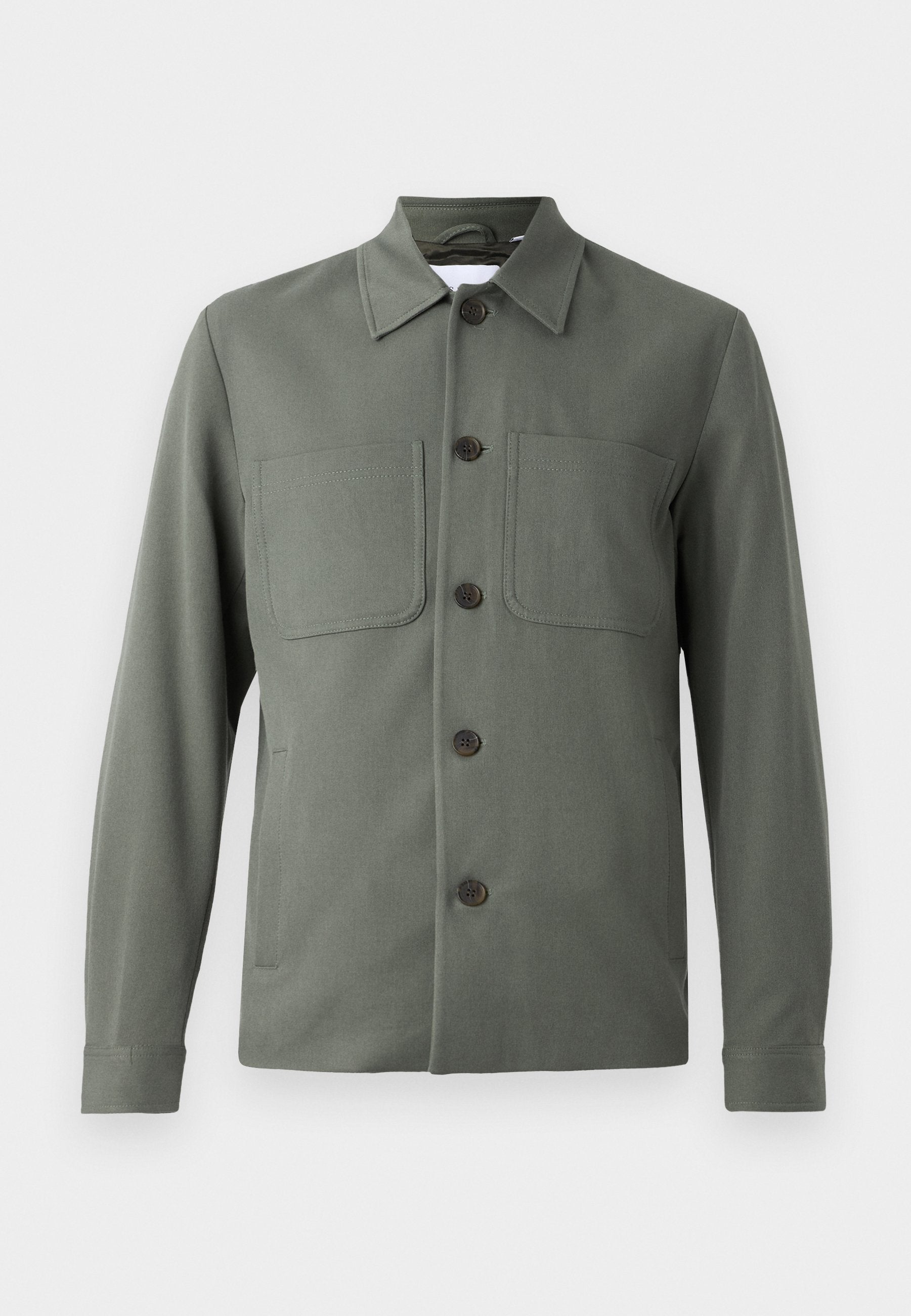 Dunkelgrüne Jacke mit umgeschlagenem Kragen, Knopfverschluss und zwei Brusttaschen. Glattes Gewebe mit tailliertem Schnitt. Die Knöpfe sind braun.