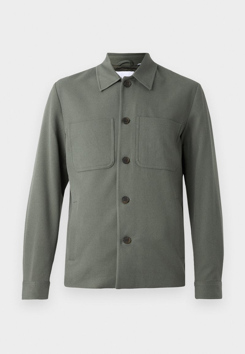 Dunkelgrüne Jacke mit umgeschlagenem Kragen, Knopfverschluss und zwei Brusttaschen. Glattes Gewebe mit tailliertem Schnitt. Die Knöpfe sind braun.