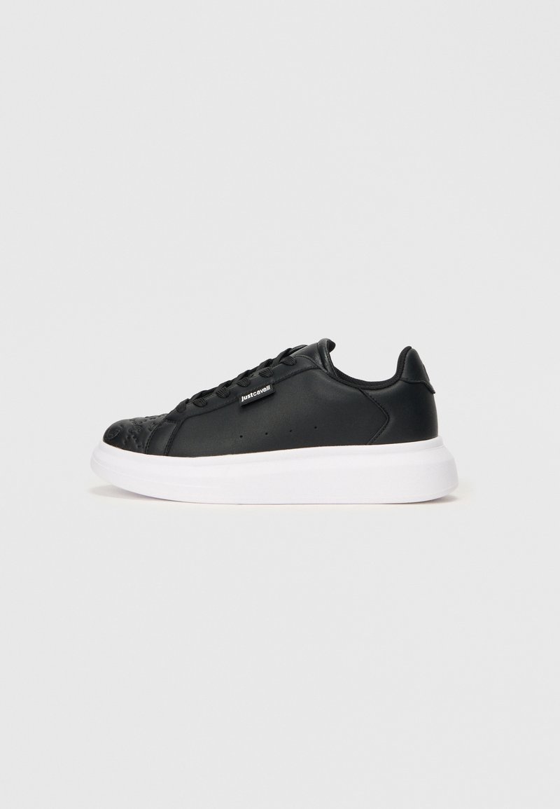 Schwarze Leder-Sneaker im Low-Top-Stil mit schwarzen Schnürsenkeln, dicker weißer Sohle und "just cavalli"-Branding an der Seite, seitlich auf weißem Hintergrund dargestellt.