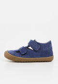 Blauer Kinderschuh aus Wildleder mit zwei verstellbaren Klettverschlüssen und brauner Gummisohle, seitlich auf weißem Hintergrund gezeigt.