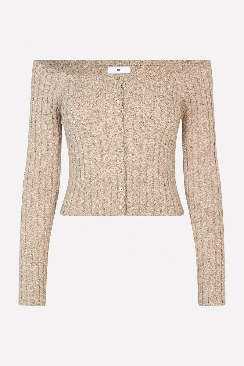 Beige gerippter Schulterfreier Pullover mit langen Ärmeln, figurbetonter Silhouette und gewellter Knopfleiste mit dekorativen Knöpfen.