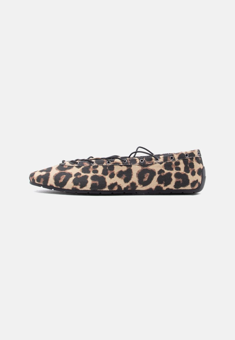 Flacher Schuh mit Leopardmuster-Stoff, schwarzen Schnürsenkeln, die durch Metallösen gezogen sind, und einer flexiblen Gummisohle vor weißem Hintergrund.