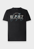 Schwarzes Baumwoll-T-Shirt mit weißen und türkisfarbenen grafischen Text, der "W.P.R.T. WRONG PLACE RIGHT TIME" lautet, mit rundem Hals und kurzen Ärmeln.