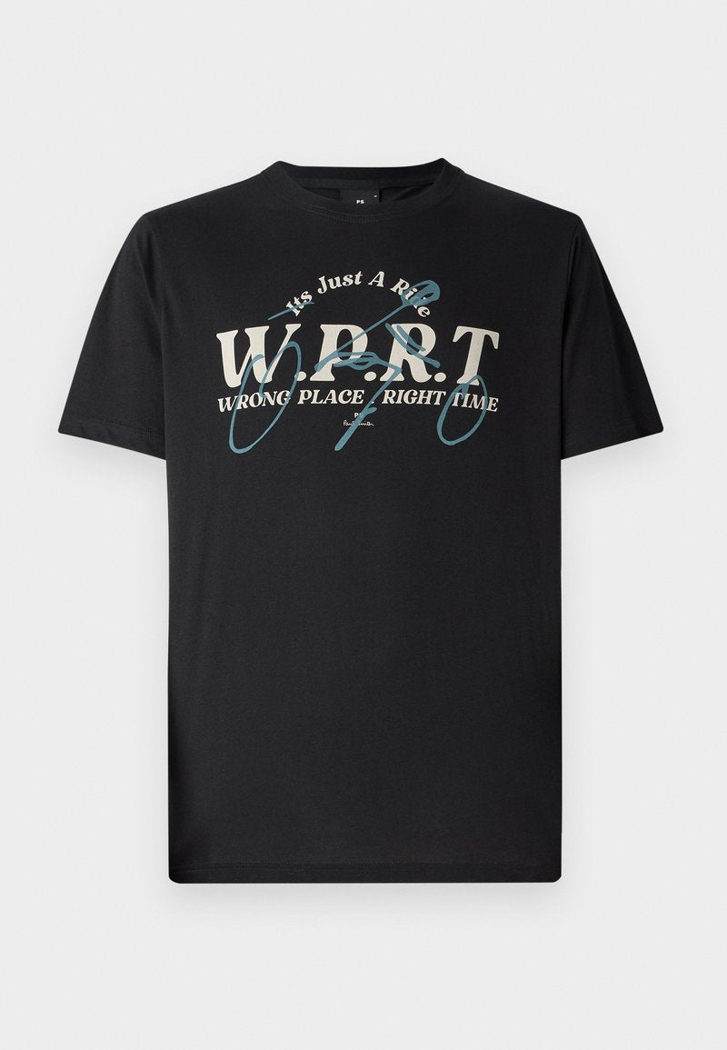 Schwarzes Baumwoll-T-Shirt mit weißen und türkisfarbenen grafischen Text, der "W.P.R.T. WRONG PLACE RIGHT TIME" lautet, mit rundem Hals und kurzen Ärmeln.