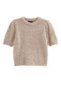Beiger Kurzarm-Pullover mit weicher, flauschiger Textur, rundem Halsausschnitt und lockerem Schnitt. Keine sichtbaren Muster oder Hardware-Details.