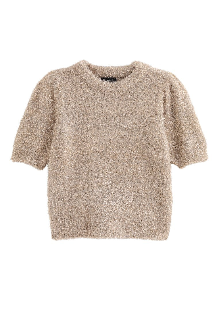 Beiger Kurzarm-Pullover mit weicher, flauschiger Textur, rundem Halsausschnitt und lockerem Schnitt. Keine sichtbaren Muster oder Hardware-Details.