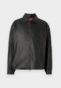 Schwarze Lederjacke mit einem Frontreißverschluss, klassischem Kragen und langen Ärmeln. Hat eine minimalistische Nahtführung und ein lässiges Schnittdesign.