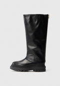 Schwarze Lederkniehohe Stiefel mit runder Zehenpartie, grober Gummisohle und einem seitlichen Reißverschluss zum Schließen. Glatte Textur mit minimaler Verzierung.