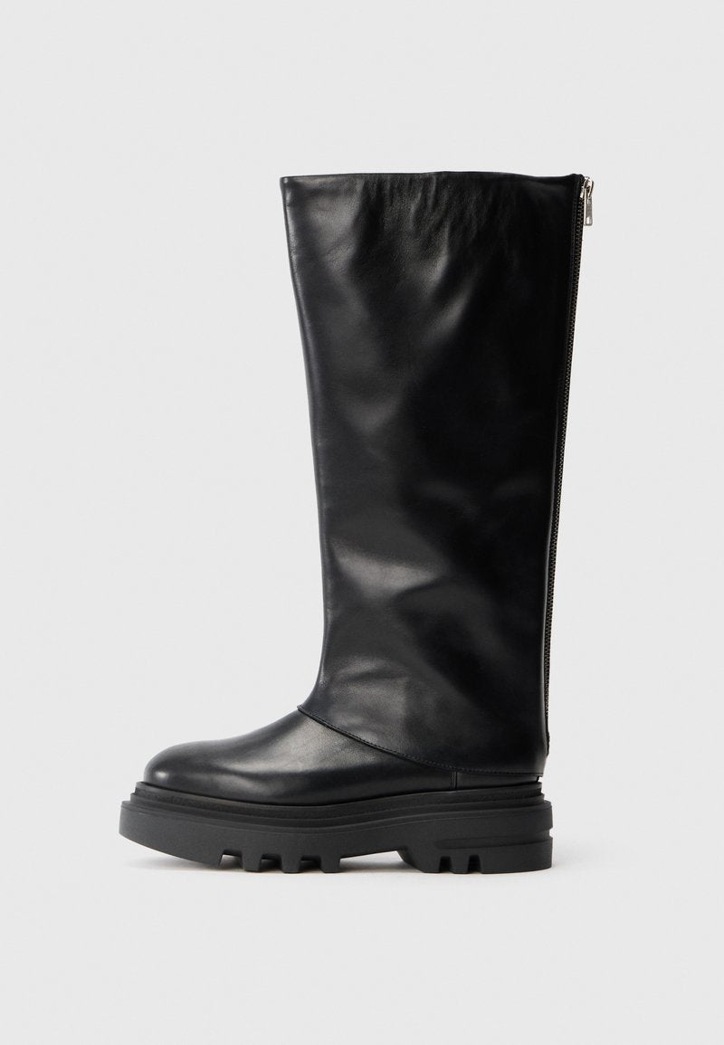 Schwarze Lederkniehohe Stiefel mit runder Zehenpartie, grober Gummisohle und einem seitlichen Reißverschluss zum Schließen. Glatte Textur mit minimaler Verzierung.