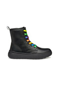 Schwarze Leder Stiefeletten mit runder Zehenform, ausgestattet mit einem farbenfrohen Regenbogen-Schnürdesign und einer dicken Gummisohle.
