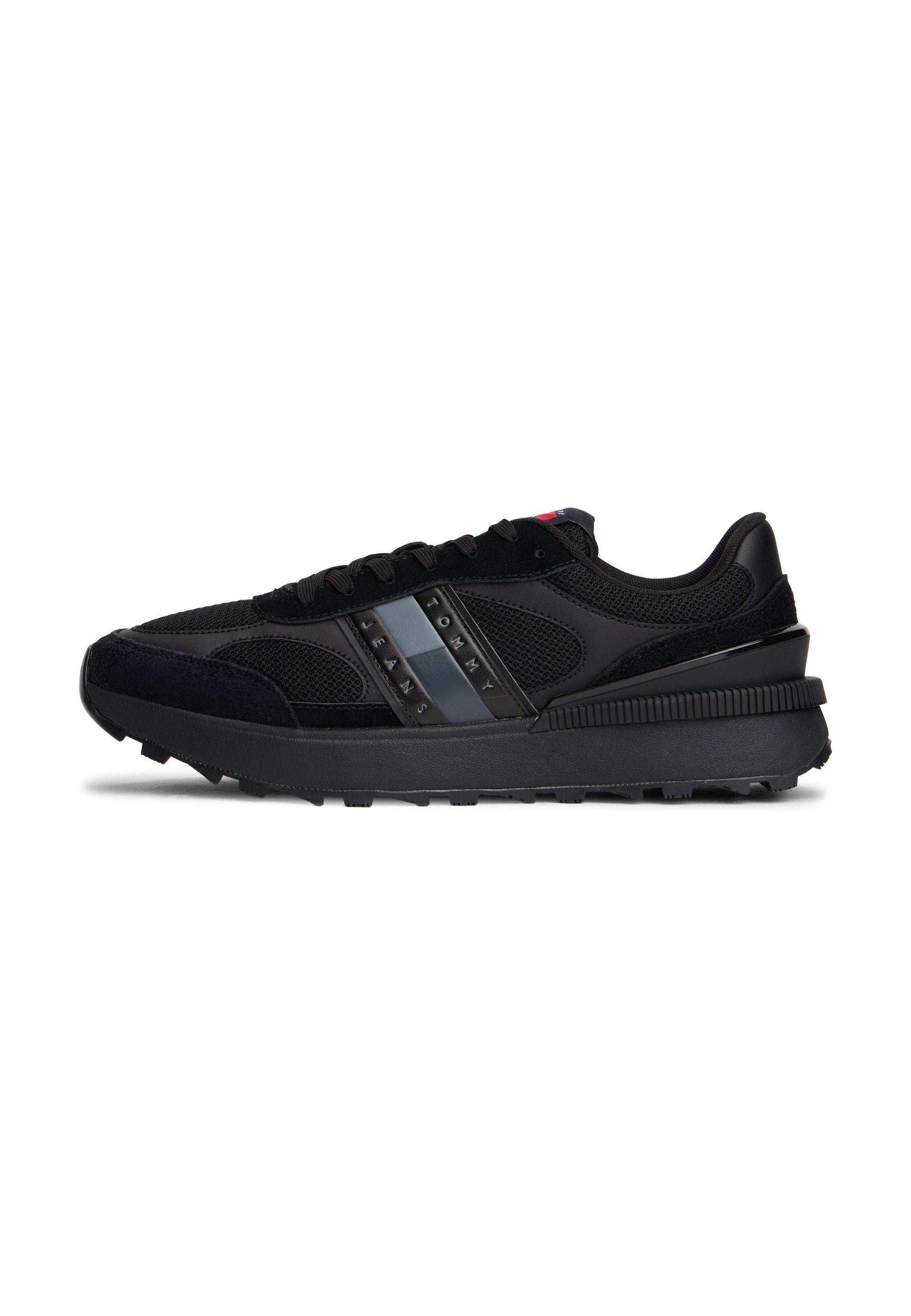Schwarzer Sportschuh aus Mesh- und Wildledermaterialien, mit kontrastierenden strukturierten Akzenten und einer profilierte Sohle für besseren Halt.