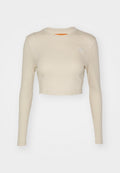 Cremfarbener, gerippter Langarm-Crop-Top mit rundem Ausschnitt und strukturierter Stoffqualität; verfügt über ein kleines Logo-Label auf der Vorderseite.