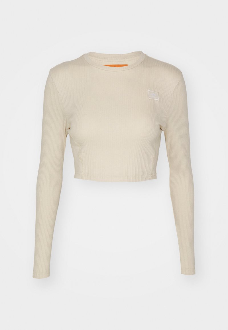 Cremfarbener, gerippter Langarm-Crop-Top mit rundem Ausschnitt und strukturierter Stoffqualität; verfügt über ein kleines Logo-Label auf der Vorderseite.