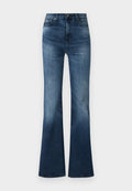 Blaue Flared-Jeans aus mittlerem bis dunklem Denim, mit einem Fünf-Taschen-Design, Knopfverschluss und dezenten Verfärbungen im unteren Bereich.