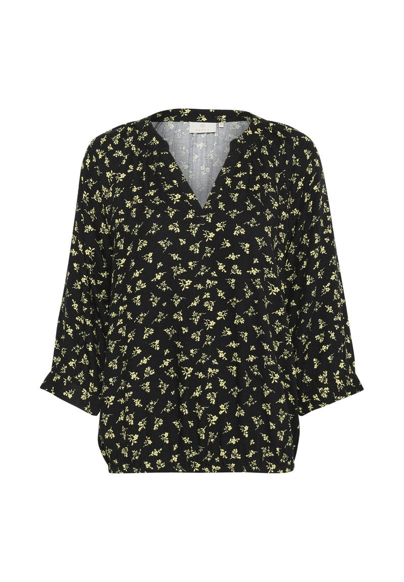 Schwarze Bluse mit V-Ausschnitt, mit einem floralen Muster in Gelb. Die Ärmel sind dreiviertellang und leicht gerafft am Saum.