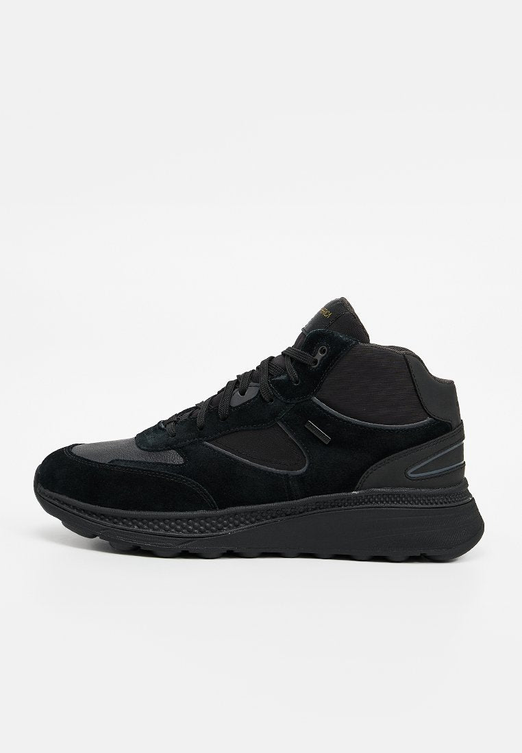 Schwarzer High-Top-Sneaker mit strukturierter Sohle, Wildleder- und Stoffeinsätzen, Schnürverschluss und gepolsterter Knöchelstütze.