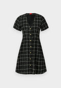 Schwarzes Kleid mit kurzen Ärmeln, V-Ausschnitt und vorderen Knöpfen. Hat ein weißes Gittermuster und einen ausgestellten Rock. Strukturierten Stoff.