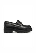 Schwarze Leder-Schnür-Schuh mit klobiger Gummisohle, Metallösen, Seitennaht und Mokassinausführung.
