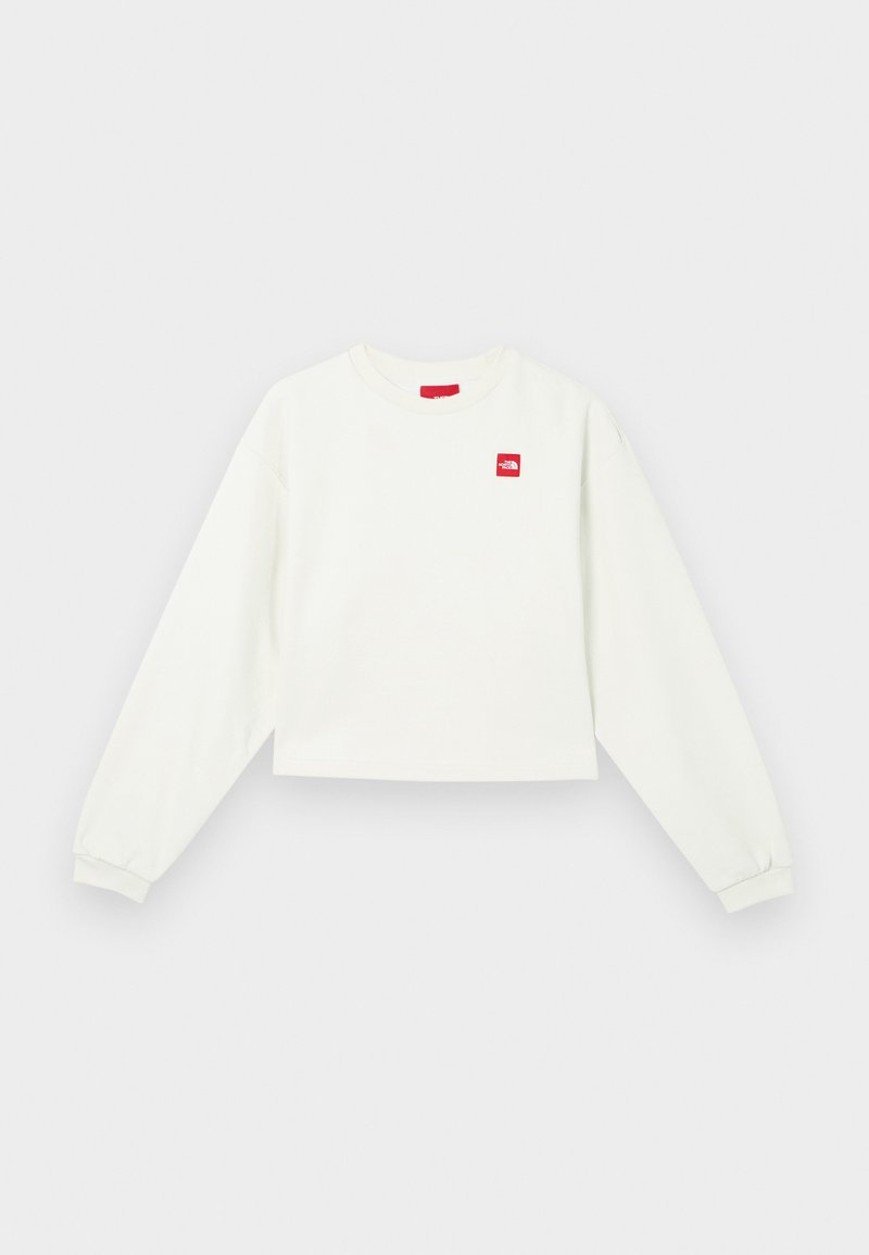 Weißes, kurz geschnittenes Sweatshirt mit langen Ärmeln, Rundhalsausschnitt und rotem Logo-Patch auf der linken Brust. Weicher Stoff und gerippte Bündchen.