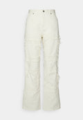 Weiße, abgenutzte Cargo-Hosen mit weit geschnittenen Beinen, die Patchwork-Details und ausgefranste Akzente aufweisen. Hergestellt aus schwerem Baumwollstoff.