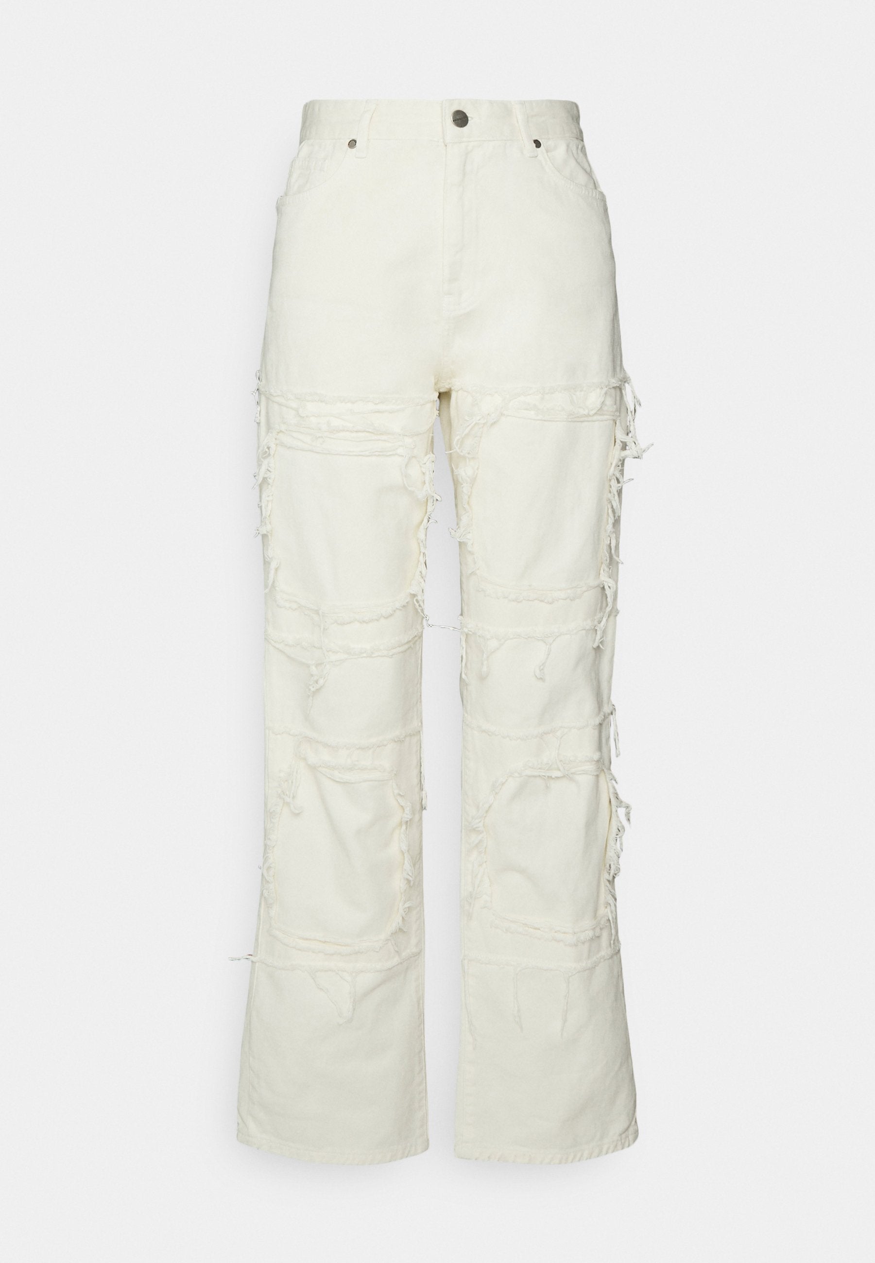 Weiße, abgenutzte Cargo-Hosen mit weit geschnittenen Beinen, die Patchwork-Details und ausgefranste Akzente aufweisen. Hergestellt aus schwerem Baumwollstoff.