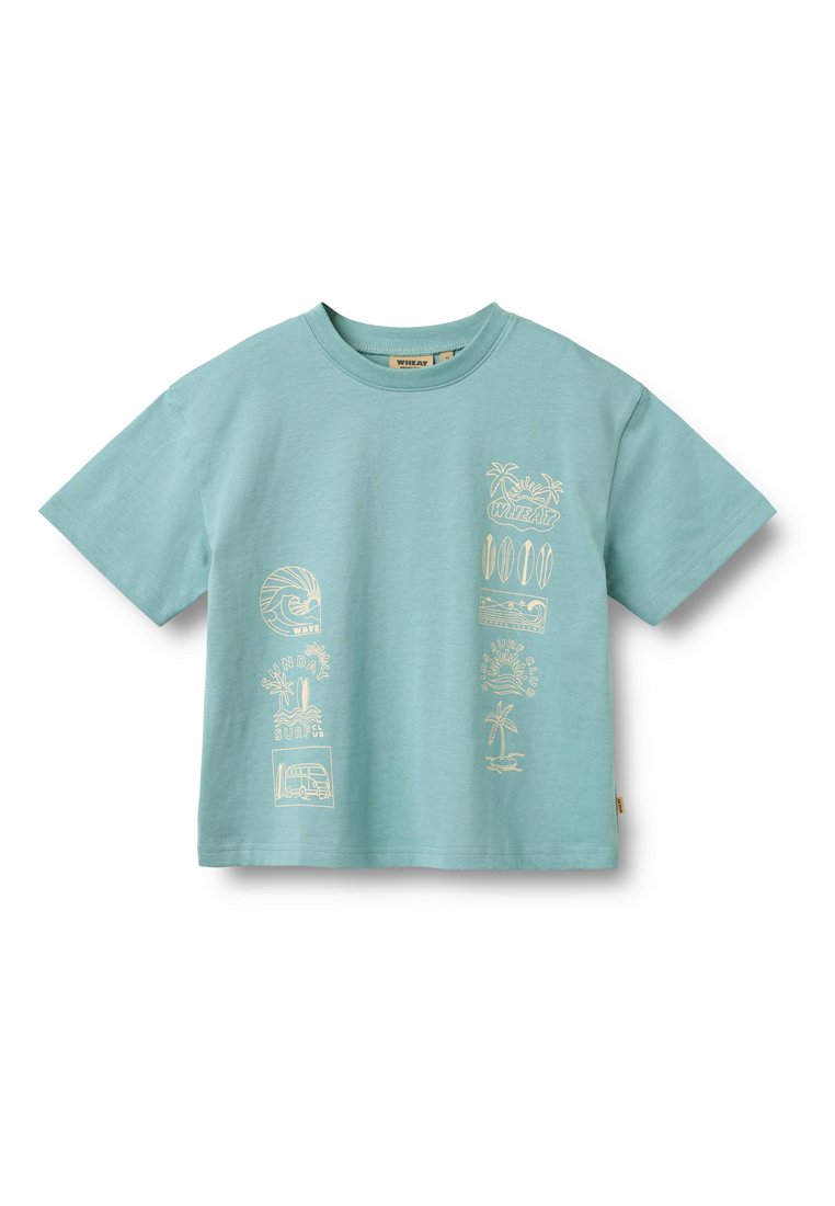 Hellblaues Baumwoll-T-Shirt mit kurzen Ärmeln. Auf der Vorderseite befinden sich cremefarbene grafische Aufdrucke von Wellen, Surfbrettern und Palmen.