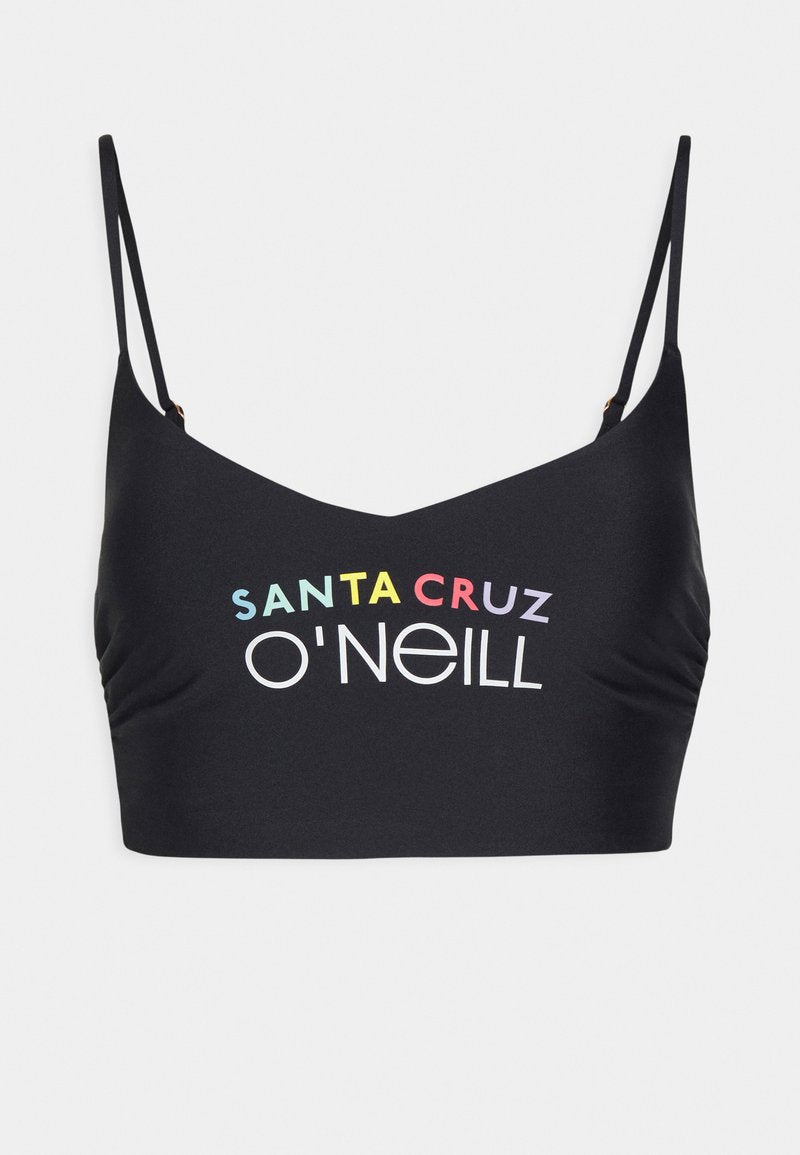 Schwarzes Cropped-Top mit dünnen Trägern und V-Ausschnitt. Auf der Vorderseite befindet sich farbenfroher Text mit der Aufschrift "SANTA CRUZ O'NEILL." Glatte Stofftextur.