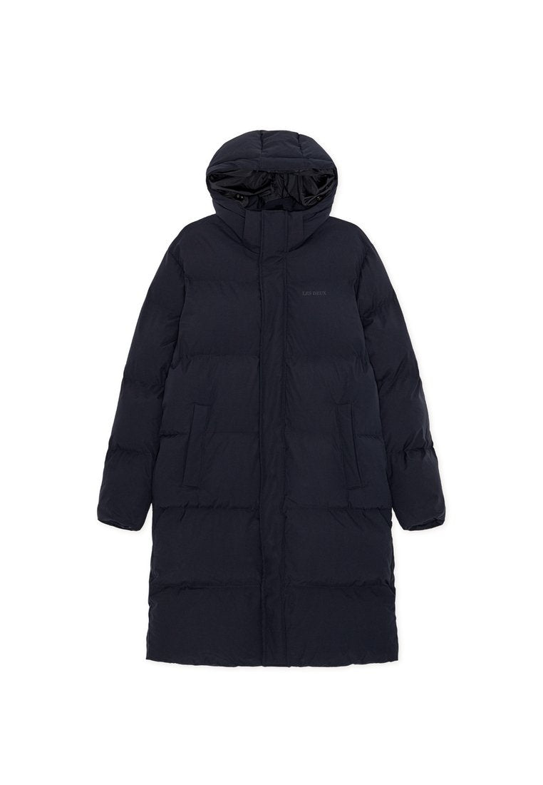 Langer schwarzer gepolsterter Wintermantel mit Kapuze, zwei frontalen Taschen und Reißverschluss, entworfen für kaltes Wetter.