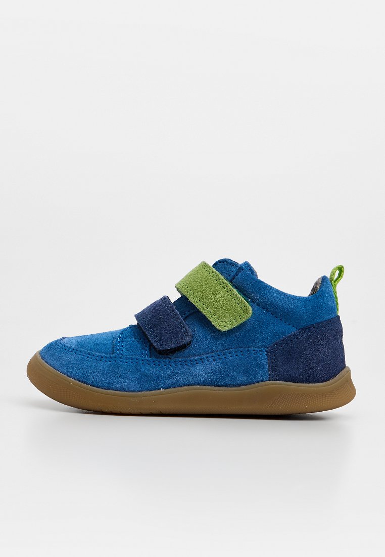 Blauer Wildlederschuh für Kinder mit brauner Sohle, marineblauen und grünen Klettverschlüssen sowie grünem Zuglasche an der Ferse, präsentiert auf weißem Hintergrund.