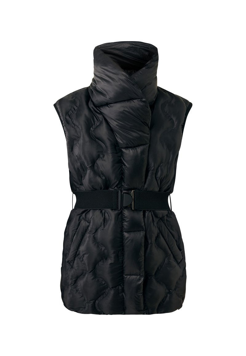 Schwarze Daunenweste mit hohem Kragen, strukturiertem Steppdesign, weiten Schulteröffnungen und verstellbarem schwarzen Gürtel in der Taille.