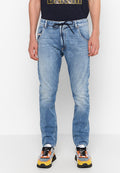 Hellblaue Denimjeans mit geradem Schnitt, featuring einen Kordelzugbund, Fronttaschen und subtilen Verwaschungen, kombiniert mit mehrfarbigen Sneakern.