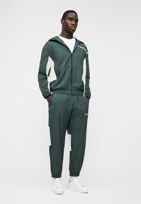 EA7 Emporio Armani TRAIN LOGO SERIES